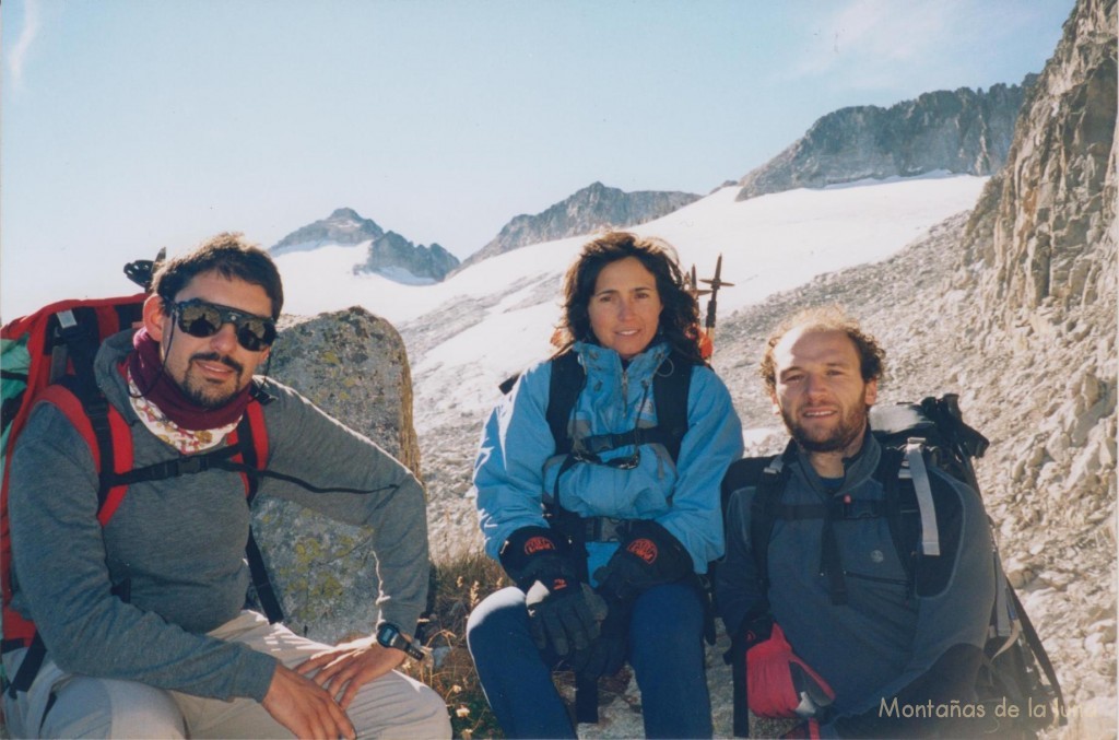 De izquierda a derecha: Jesús, Zaida y javi en el Portillón Superior, 2.892 mts., detrás de izquierda a derecha: Aneto, Pico de Coronas, Pico de Enmedio y Punta d'Astorg